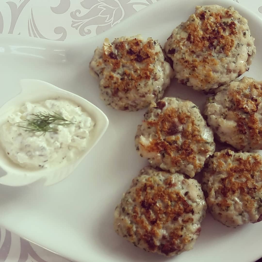 Öglen ile selam
Balik köftesi yaptim,hemde taze baligi,kilcigindan ve derisinden…