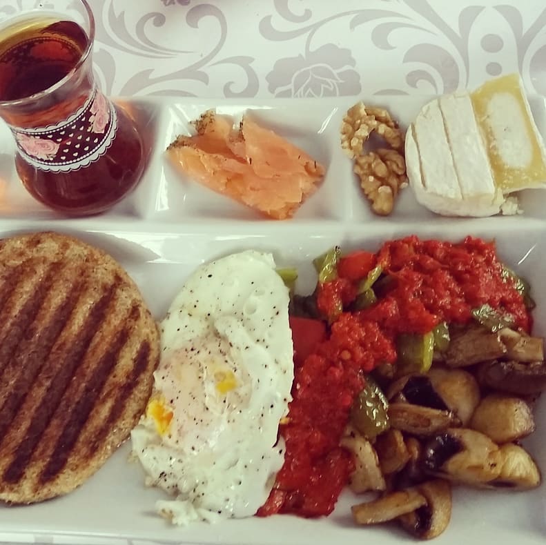 #dukan
#bugündeböyle #binşükür #dukanekmegi #siyahçay #handkäse #biberkizartmasi…