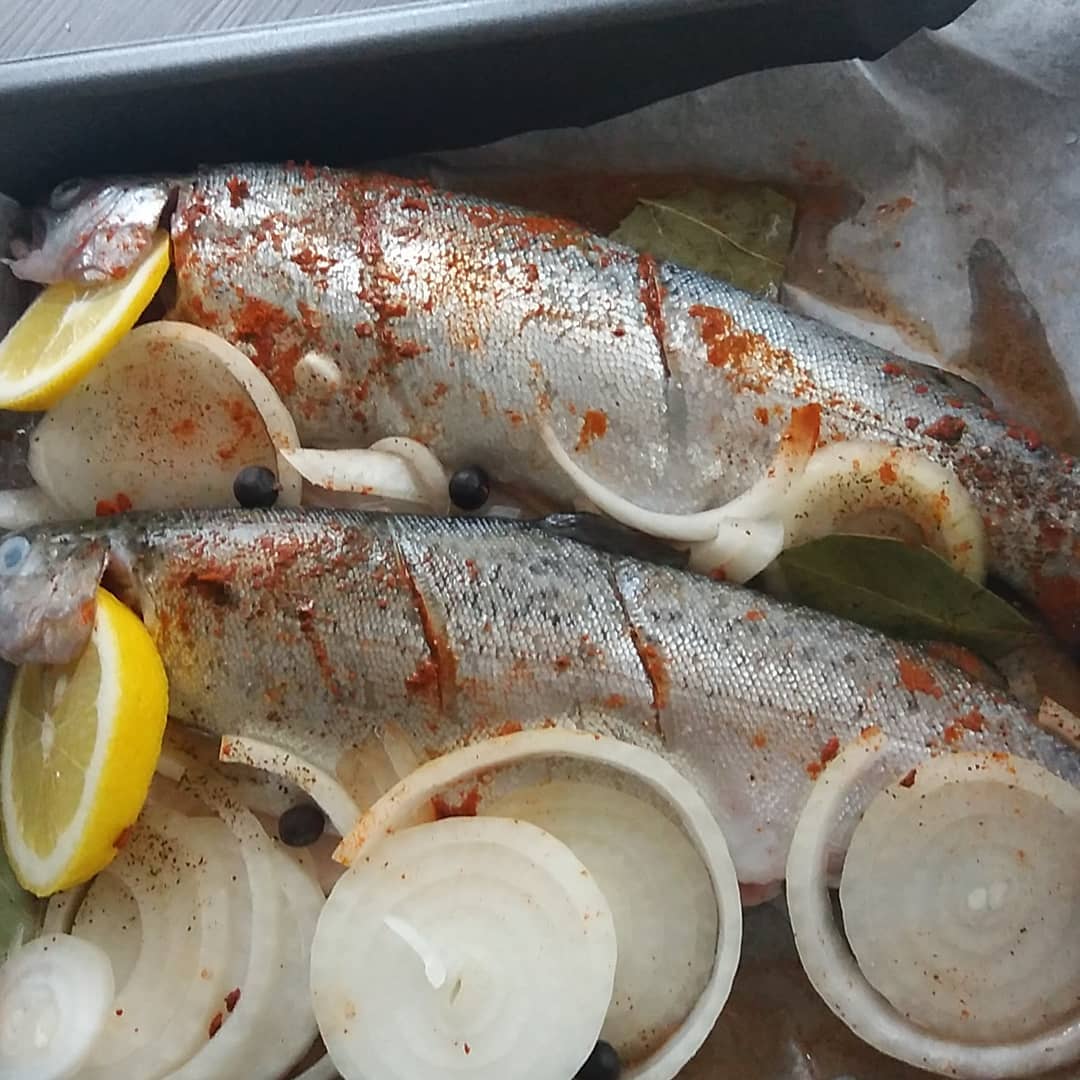 Öglen/aksam sp
#alabalık #forelle #ardıç #wacholderbeeren #defneyaprağı #lorberb…