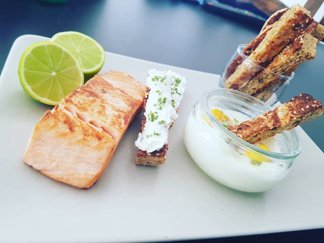 Pavé de saumon mi-cuit, micro tartines de St Moret allégé et mouillettes aux gra…