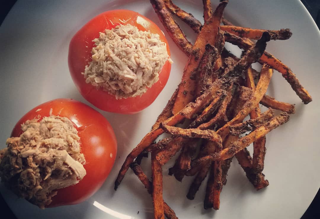 Petit souper d’hier : Frites de butternut aux herbes et paprika et deux tomates … Petit souper d’hier : Frites de butternut aux herbes et paprika et deux tomates …