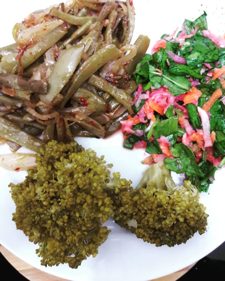 Yemyeşil bir tabak olsun dedim. Ozaman sebze severlere gelsin
Fasulye Kavurması…