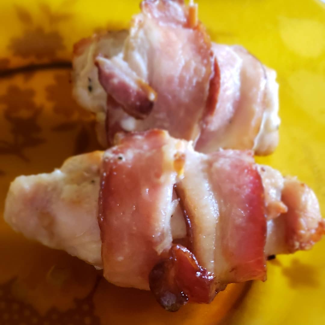 Lunch… almoço peito de frango recheado com catupiry e enrolado no bacon.
#lowc…