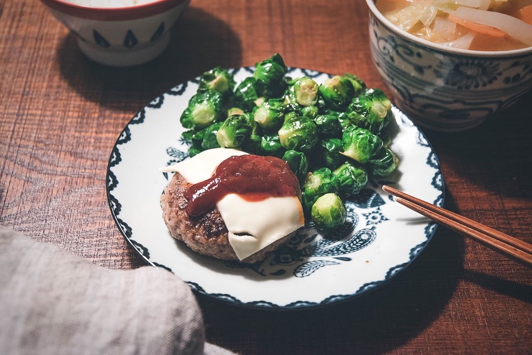 2019.1.19﻿
晚餐是簡單漢堡排、煎袍子甘藍、鹽麴番茄蔬菜湯。漢堡排兒子超愛，每次吞兩顆都不夠，上回因為沒分開，兒子跟爸爸差點為了漢堡排吵起來，兒子今天也…
