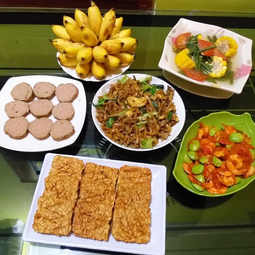 .
.
Menu pagi ini
.
Sayur asem kacang panjang*
Sambal udang pete*
Rolade dagin…