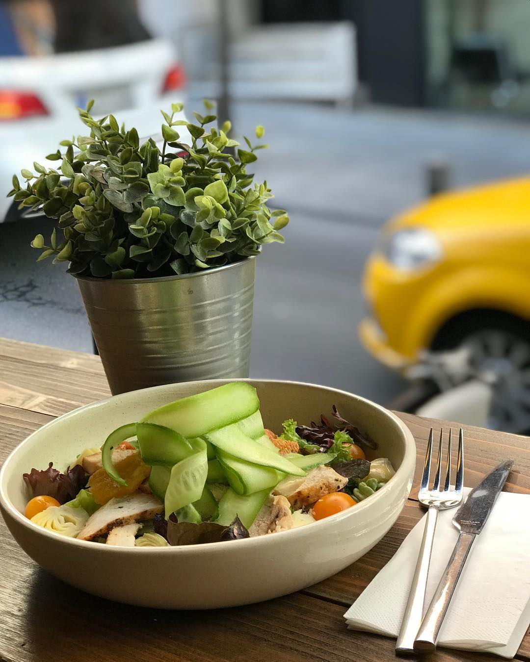 Ofisteki yoğunluktan dolayı geciken öğle yemeğim  nin tavuklu enginarlı salatası…