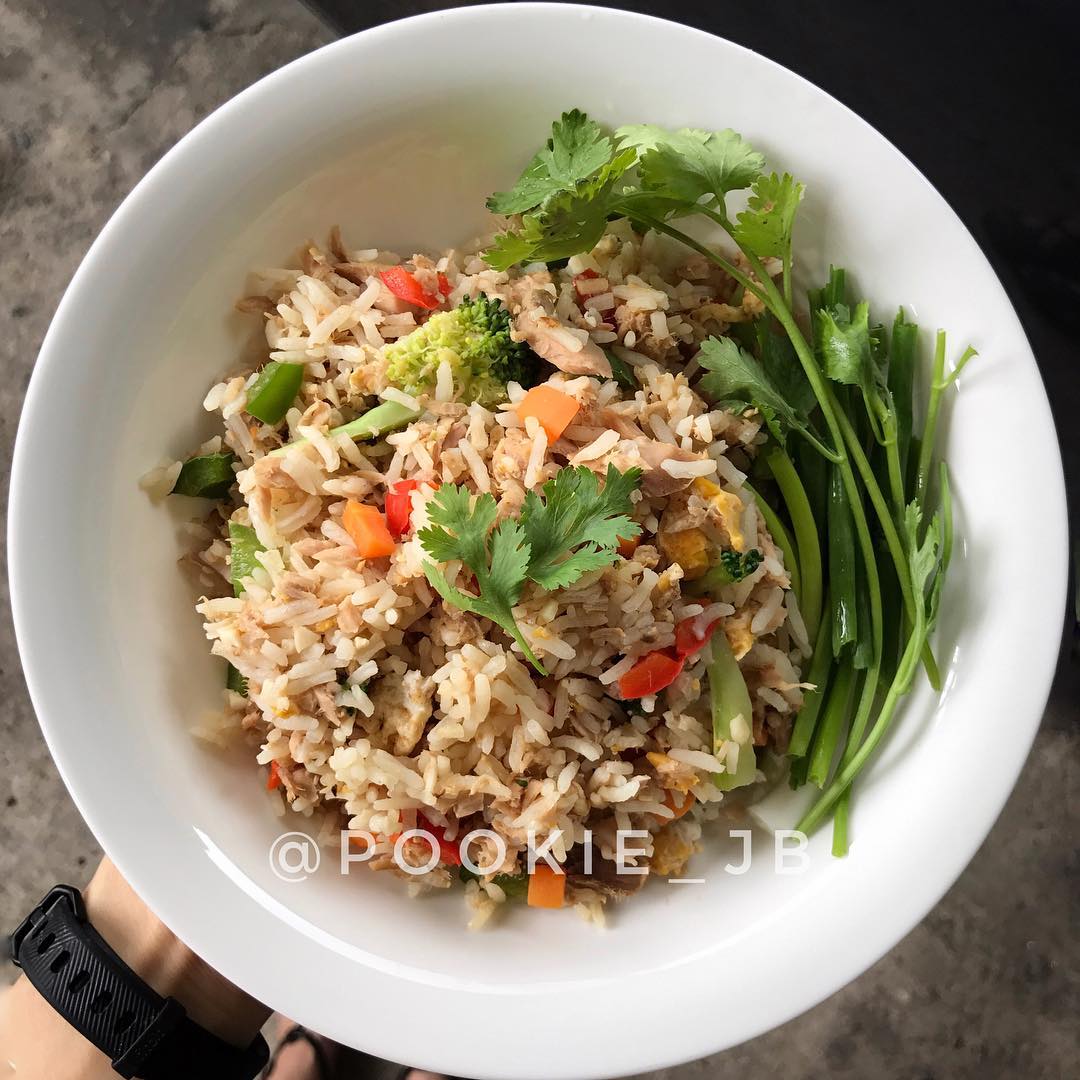 ถ้าเบื่ออกไก่ ก็แค่เปลี่ยนเป็นปลาทูน่า
แต่ถ้าเบื่อหน้าเลา ก็ต้องอดทนหน่อย (แคปชั…