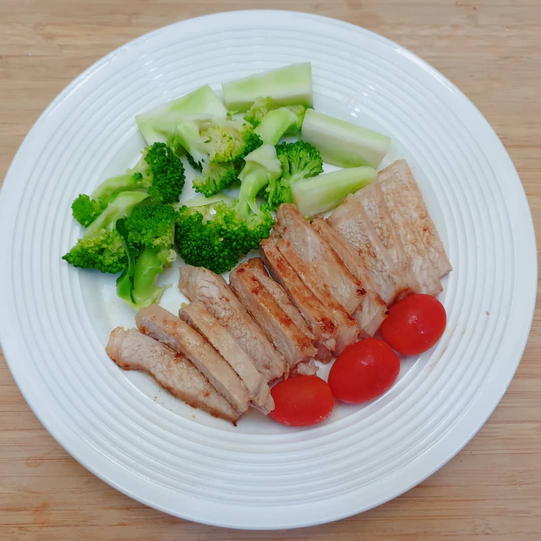 Happy Friday with Roast pork and veggies .
.
.
.
.
…