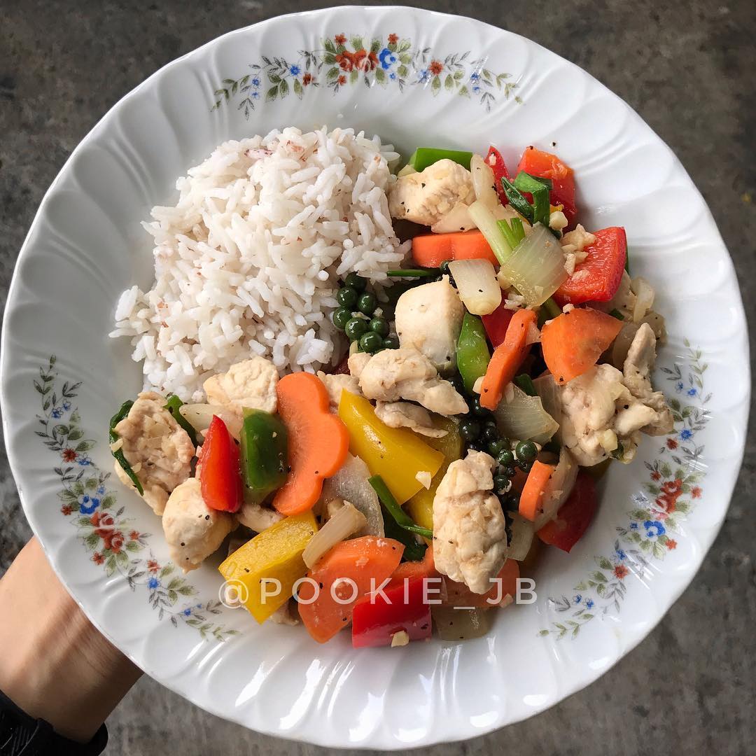 เช้านี้ขอเอาสีสดใสมาดับอารมณ์ที่ขุ่มมัวซักนิด
.
อกไก่ผัดพริกไทยดำ
ตั้งกระทะใส่น…