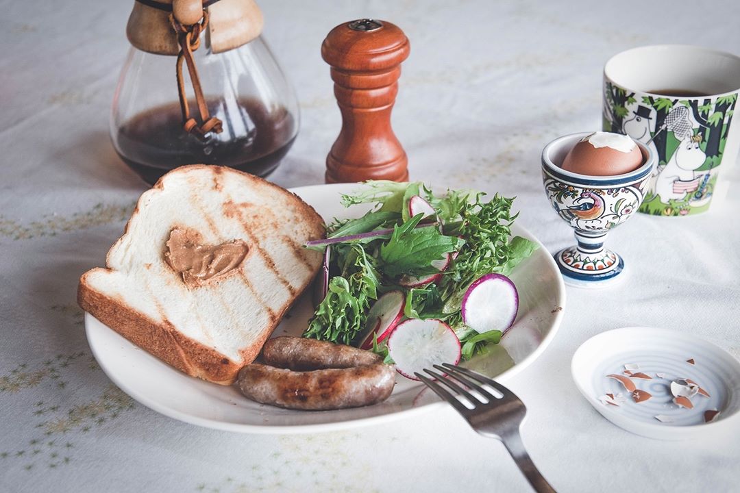 2019.3.28﻿
兒子突然迷上手作，用紙做東西，旅途中聽到爸媽從來沒慶祝過結婚紀念日，說什麼也要做點東西送我們，還說要幫忙準備早餐，給媽媽當禮物。還沒回到家…