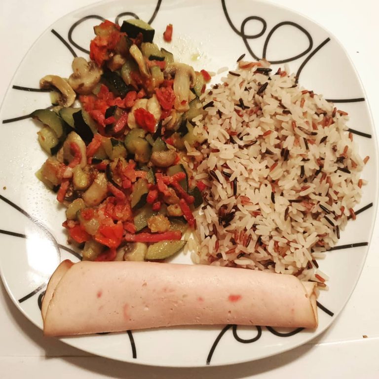 315 kcal.Riz sauvage et poêlée de légumes maison ( courgettes, tomates, champi… 315 kcal.Riz sauvage et poêlée de légumes maison ( courgettes, tomates, champi…