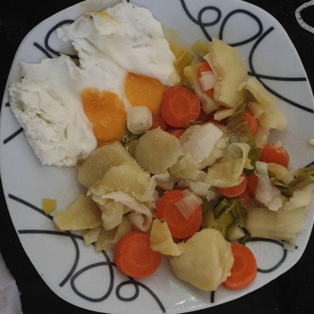 322 kcal.
Pommes de terre vapeurs, carottes, poireaux, un peu de beurre, 2 oeufs… 322 kcal.
Pommes de terre vapeurs, carottes, poireaux, un peu de beurre, 2 oeufs…