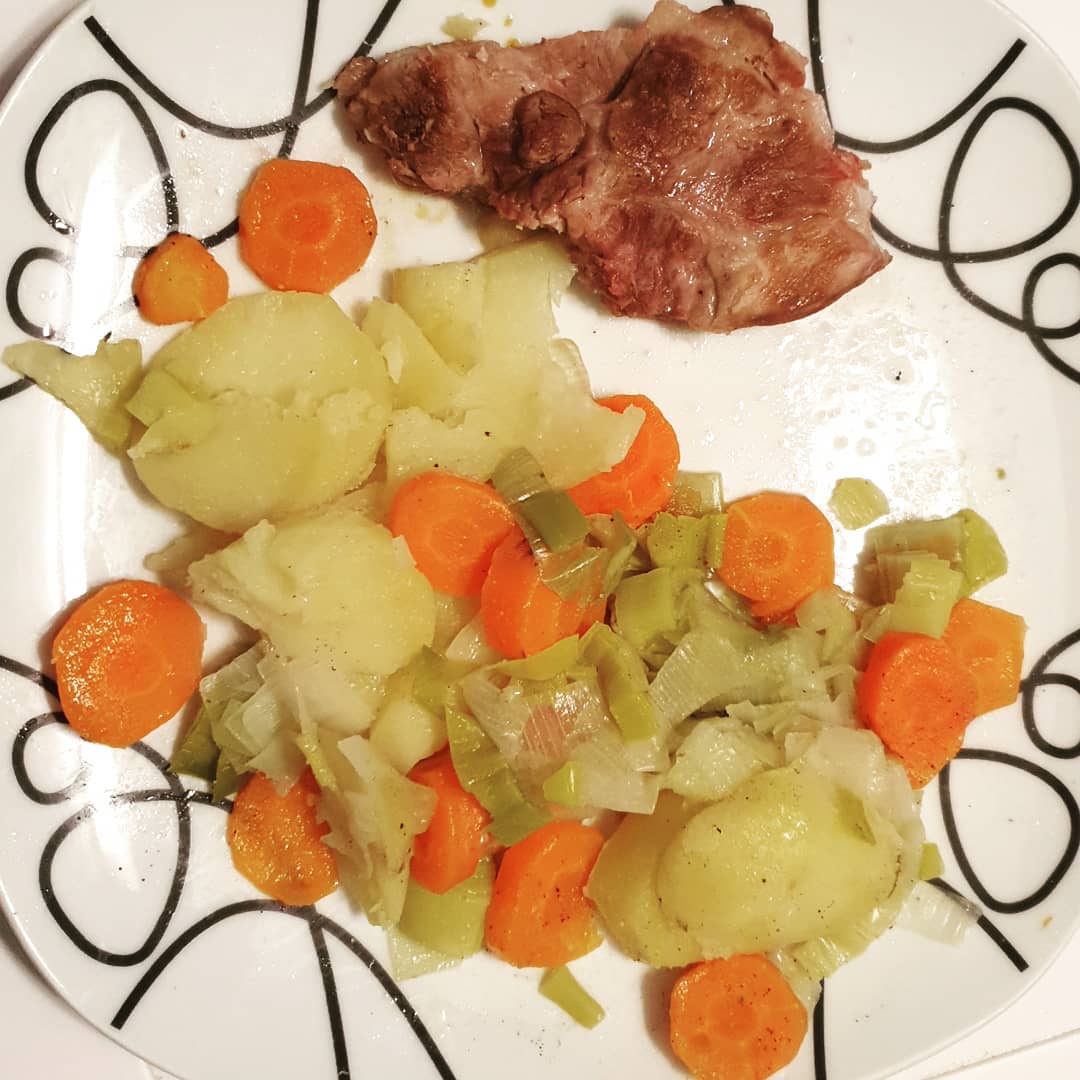 357 kcal.
Côte de porc carottes poireaux et pommes de terre, le tout cuit à la v…