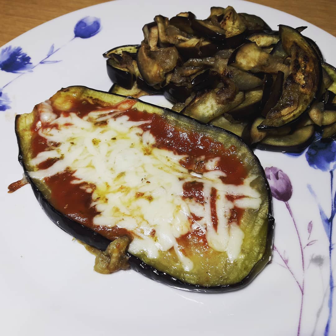 4 pizzette melanzane e contorno di fettine sottili di melanzane .
.
#healthylif…