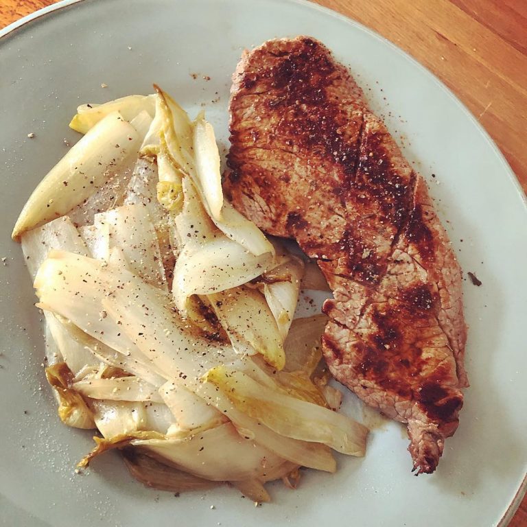 Ce midi, endives caramélisées et bavette grillée. Voilà un plat fondant et délic…