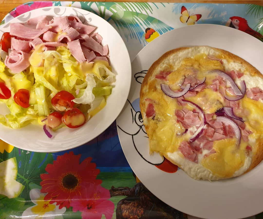 Ce soir nous avons un wrap’izza jambon creme fraîche oignon et munster.
Une sal…