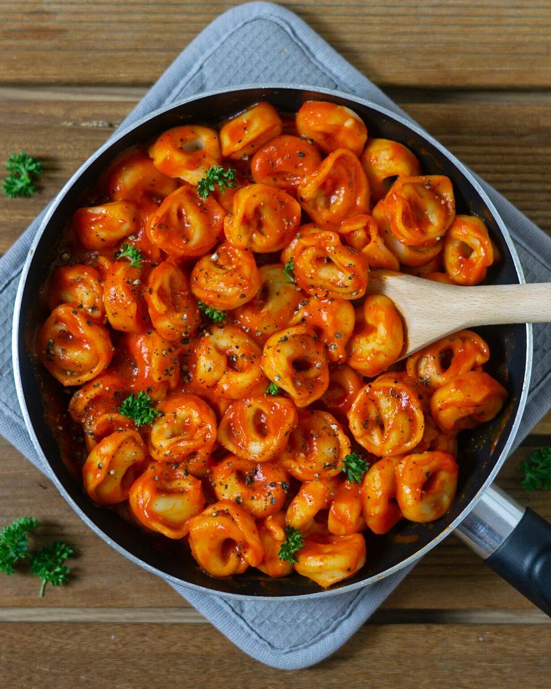 Vegan tortellini with my homemade and low histamine red bell pepper sauce . It’s…