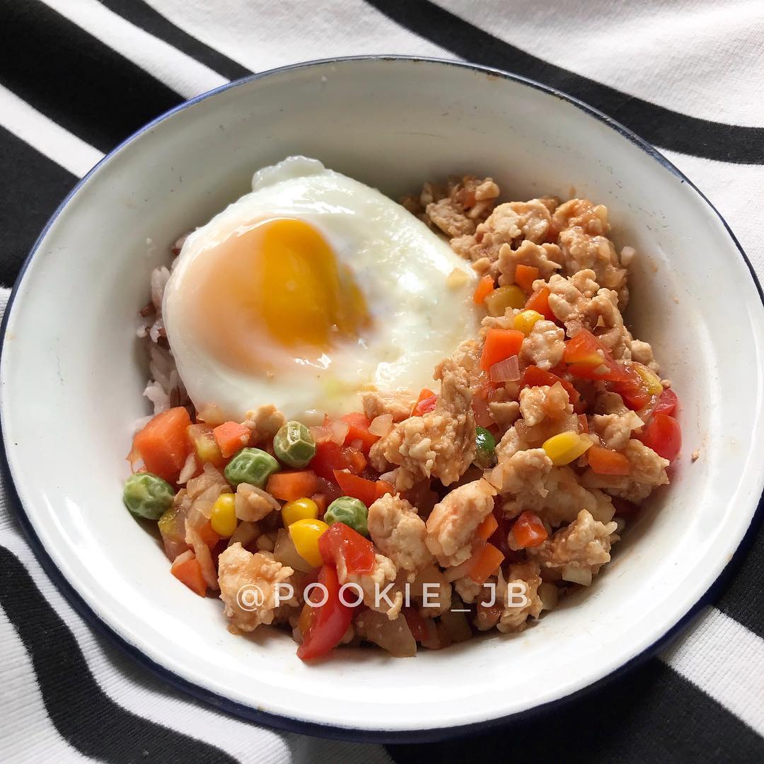 ถึงน้องเค้าจะไม่ค่อยสวย แต่น้องเค้าก็อร่อยน้าา
.
ไข่ทรงเครื่อง
ตั้งกระทะใส่น้ำม…