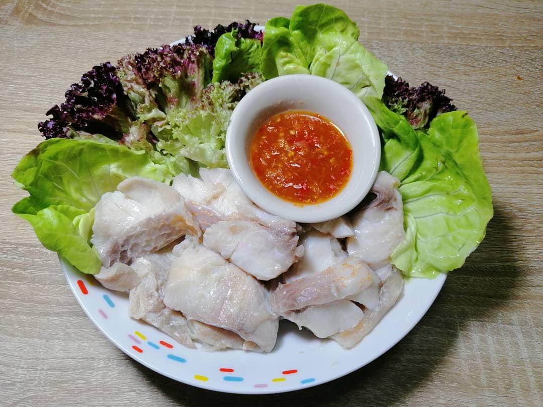ปลาลวก​ จิ้มกับน้ำจิ้มซีฟู้ด
ซื้อปลาที่แล่มาอยู่แล้วจากซุปเปอร์
ในรูปคือปลาทับทิ…