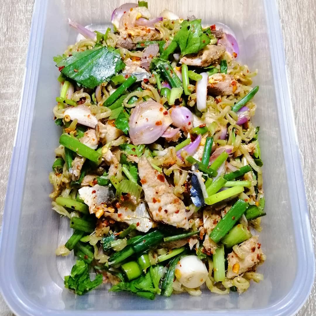 “ลาบมาม่าใส่ปลาทู” เอ๊ะหรือ​”ลาบปลาทู”  สืบเนื่องจากข้าวหมด​ ยังไม่ได้หุง​ จึงใช…