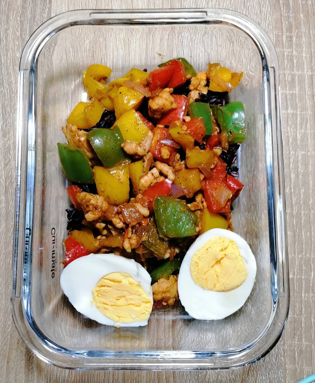 ไก่สับผัดพริกไทยดำ
– เจียวหอม​ กระเทียมด้วยน้ำเปล่า
– นำไก่สับลงไปผัดให้สุก
– ใส…