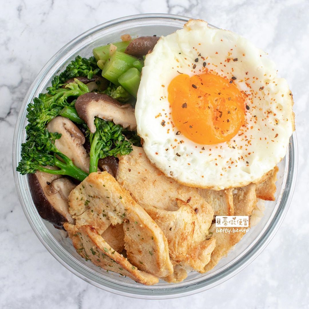 《優格咖哩薄肉片》﻿
﻿
昨天發現冰箱裡的優格又快過期了，趕緊努力消耗它，但天氣好冷不想吃冰冰的優格，正好拿來醃肉啊！﻿
﻿
經過優格醃一夜的雞胸肉~香嫩好吃，…