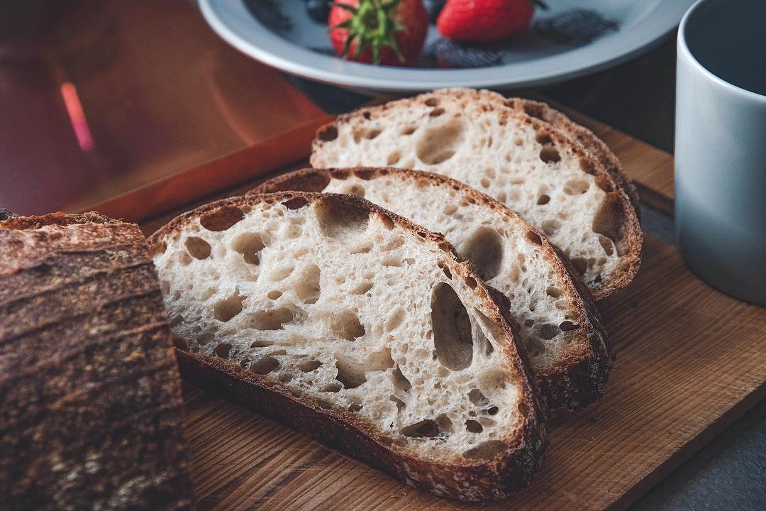 2019.4.20
號稱歐包界不可少的的「魔法銅板」到貨，昨天試做。銅板不預熱，烤箱內不鏽鋼板預熱約25分鐘，麵團倒在銅板上，割線進烤箱。
.
烤出來的麵包，表…