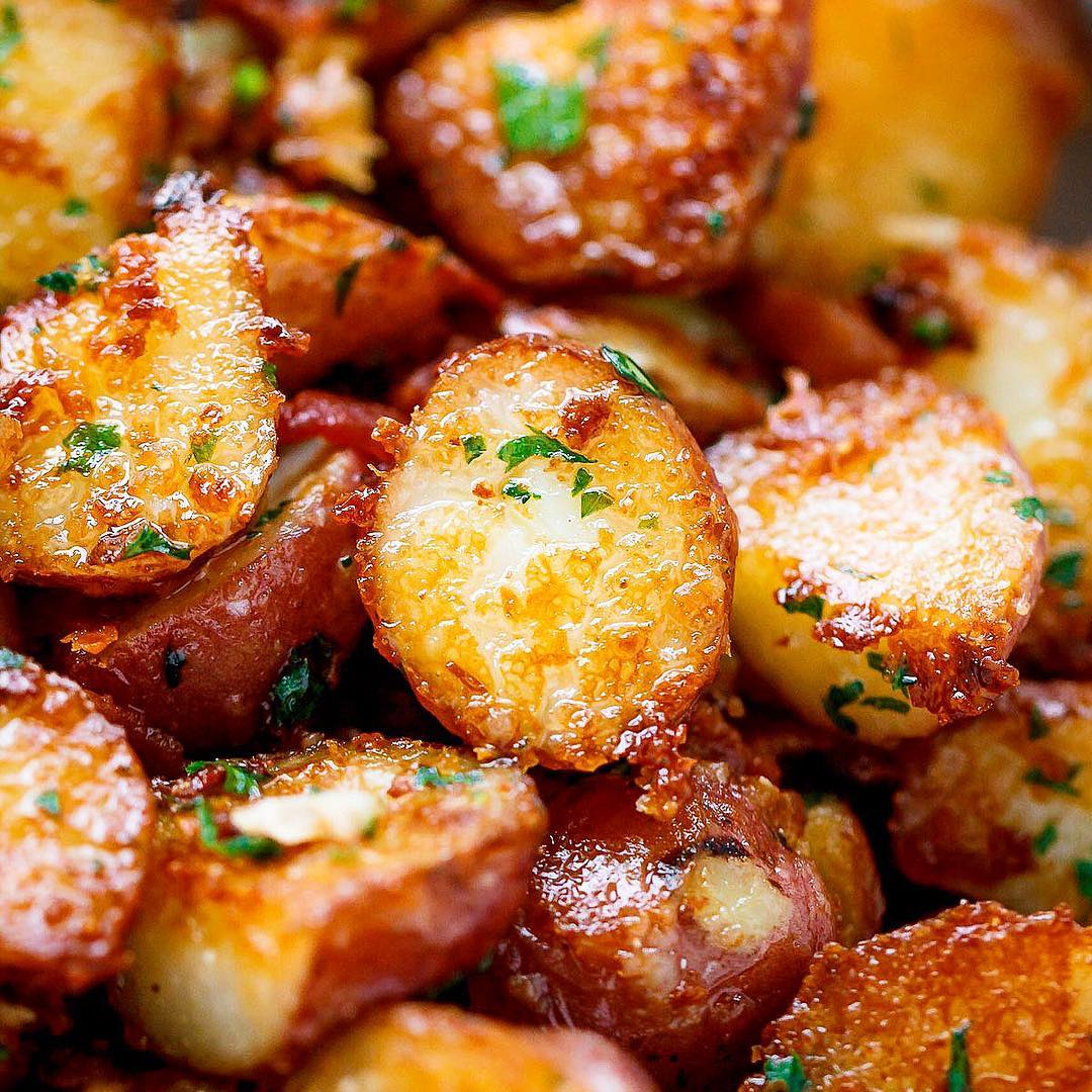 Roasted Garlic Butter Parmesan Potatoes
.
Check the link in our profile
.
…