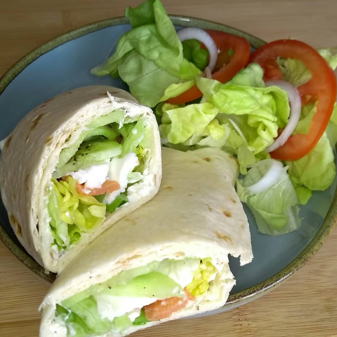 Wrap avec du Philadelphia, de la salade, de la truite fumée, du concombre et de …