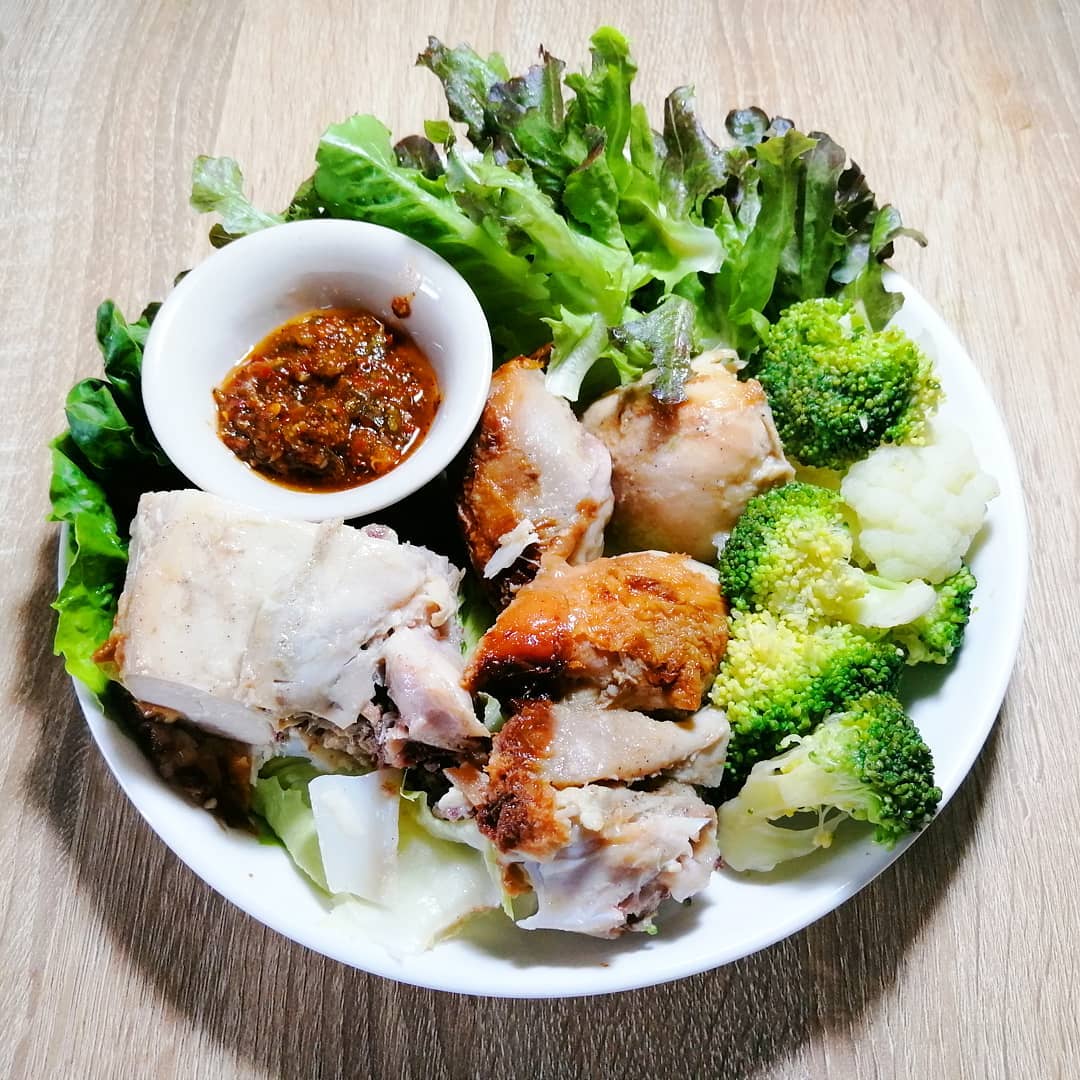 day2
ไก่ย่างพร้อมหนัง​ ผักสด​ บล็อกคอลี่ลวก​
เน้นผักเยอะมาก​ เพราะร่างกายจะมีกร…