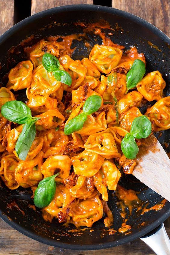 Tortellini with tomato sauce and basil Tortellini with tomato sauce and basil