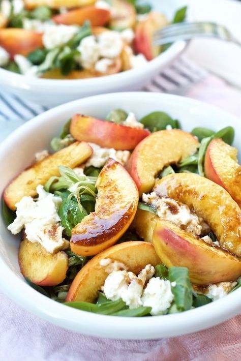 Rezept für Sommersalat mit gebratenem Pfirsich und Mozzarella. Rezept für Sommersalat mit gebratenem Pfirsich und Mozzarella.