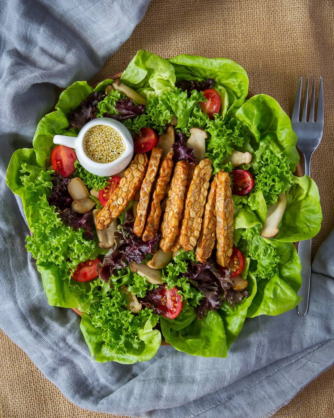 Tempeh and grilled mushrooms salad with homemade Asian sesame dressing⁣.⁣⁣⁣Hel…
