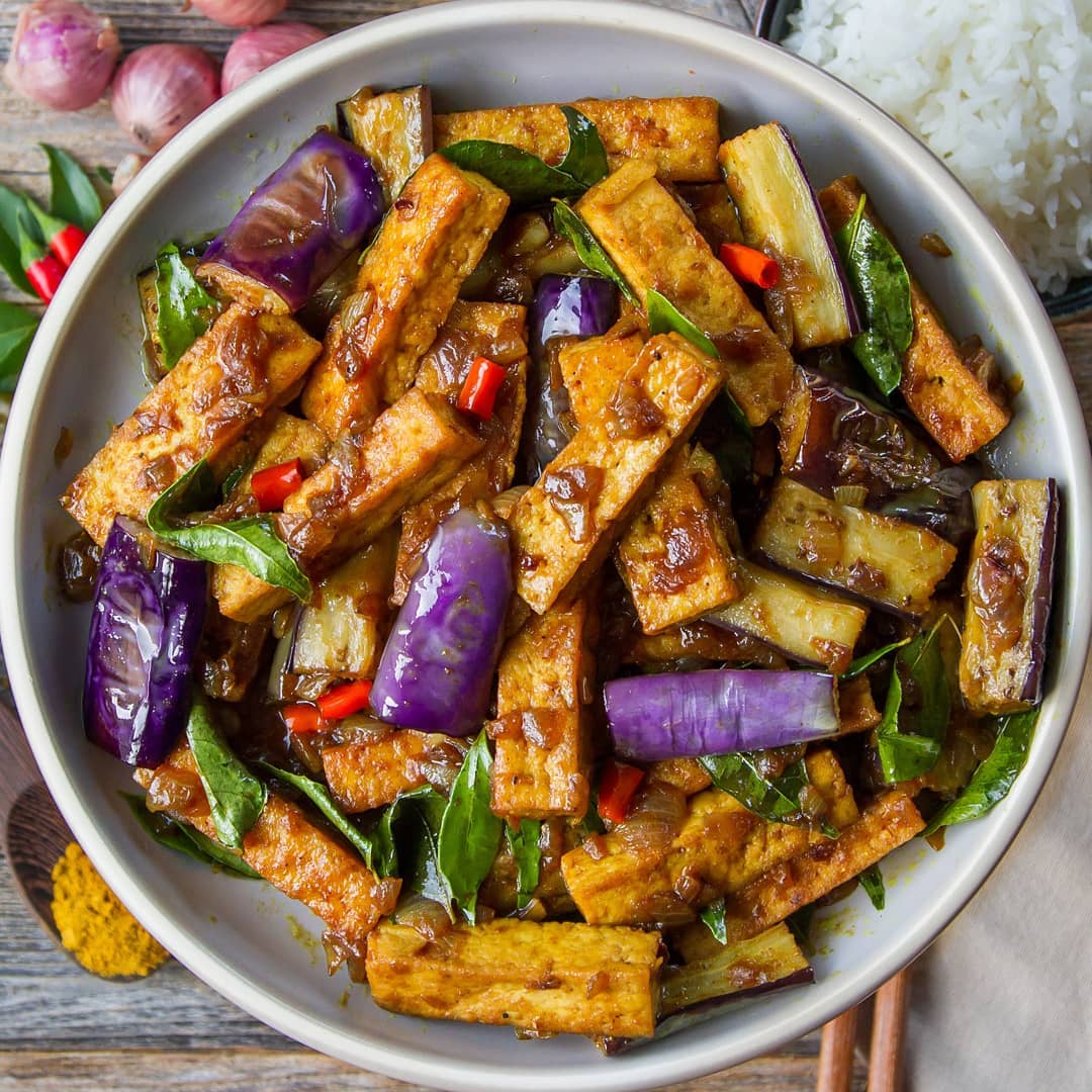 Kam Heong stir fry eggplant & tofu 金香茄子豆腐⁣⁣Happy Hump day, friends?. Sharing o…