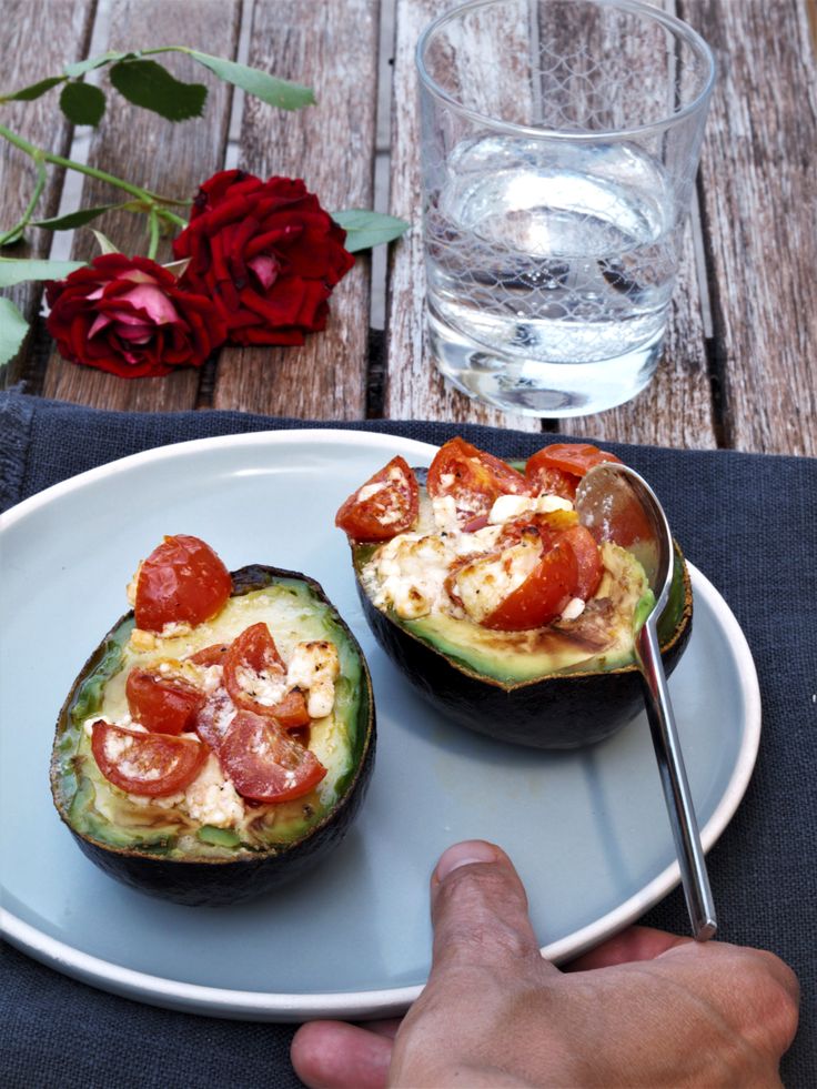 Gebackene Avocado mit Tomaten und Fetakäse Gebackene Avocado mit Tomaten und Fetakäse