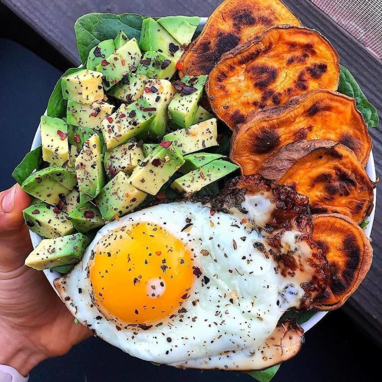 Egg, sweet potato chips, and avo is by far the perfect trio