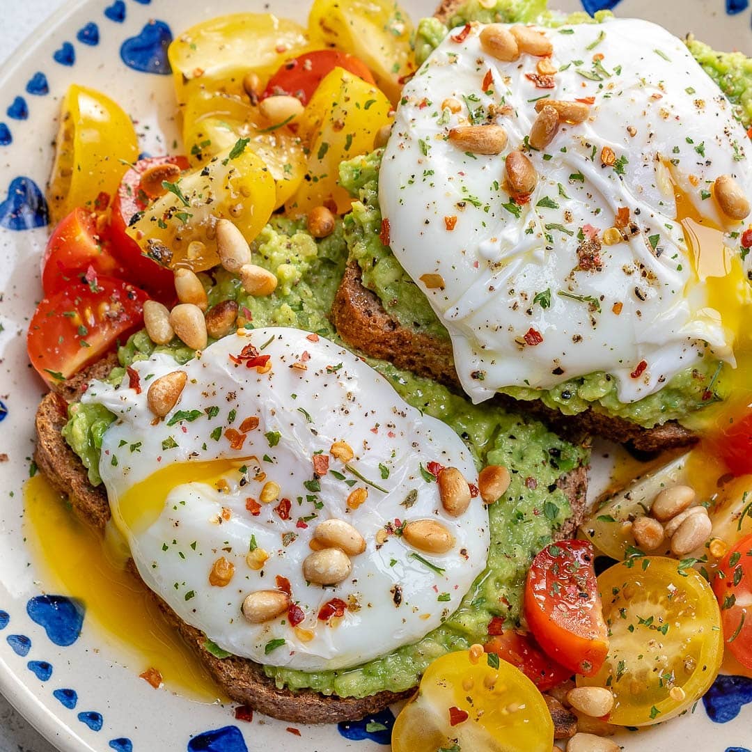 Easy Poached Egg Avocado Toast  .
#HappyWeekend
Have you tried poaching your ow…