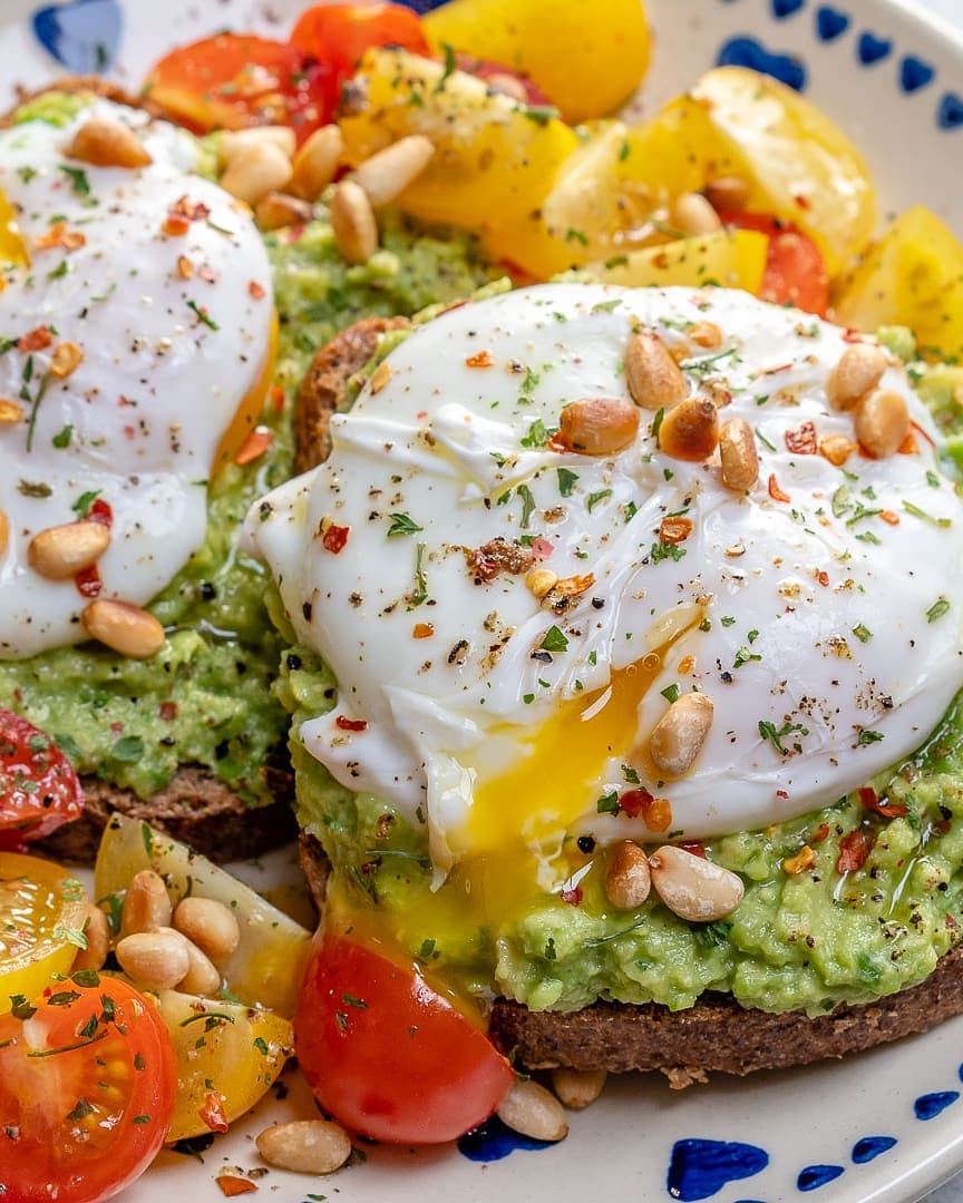 Easy Poached Egg Avocado Toast  .
#HappyWeekend
Have you tried poaching your ow…