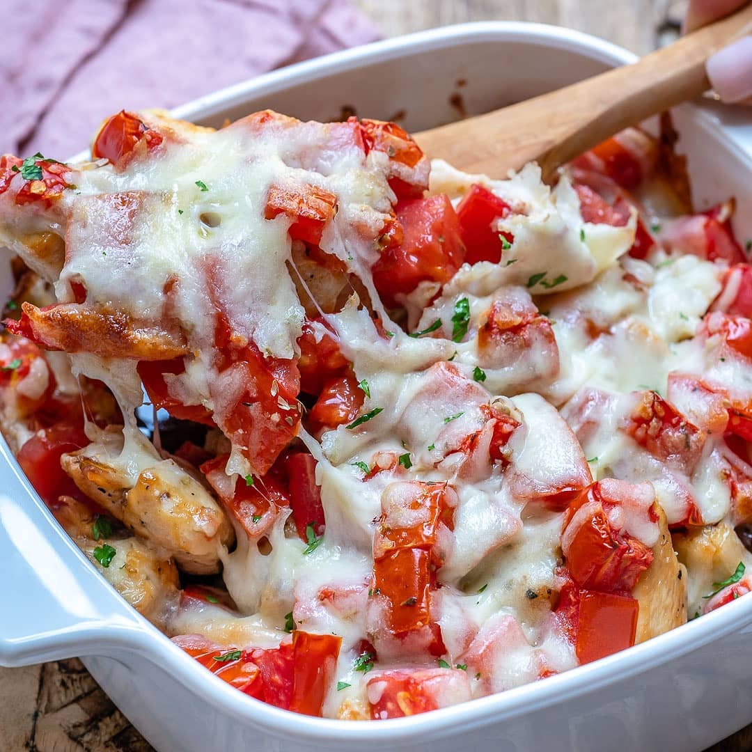 {NEW} Bruschetta Chicken Casserole  .
Dinnertime SO quick and DELICIOUS!
We stil…