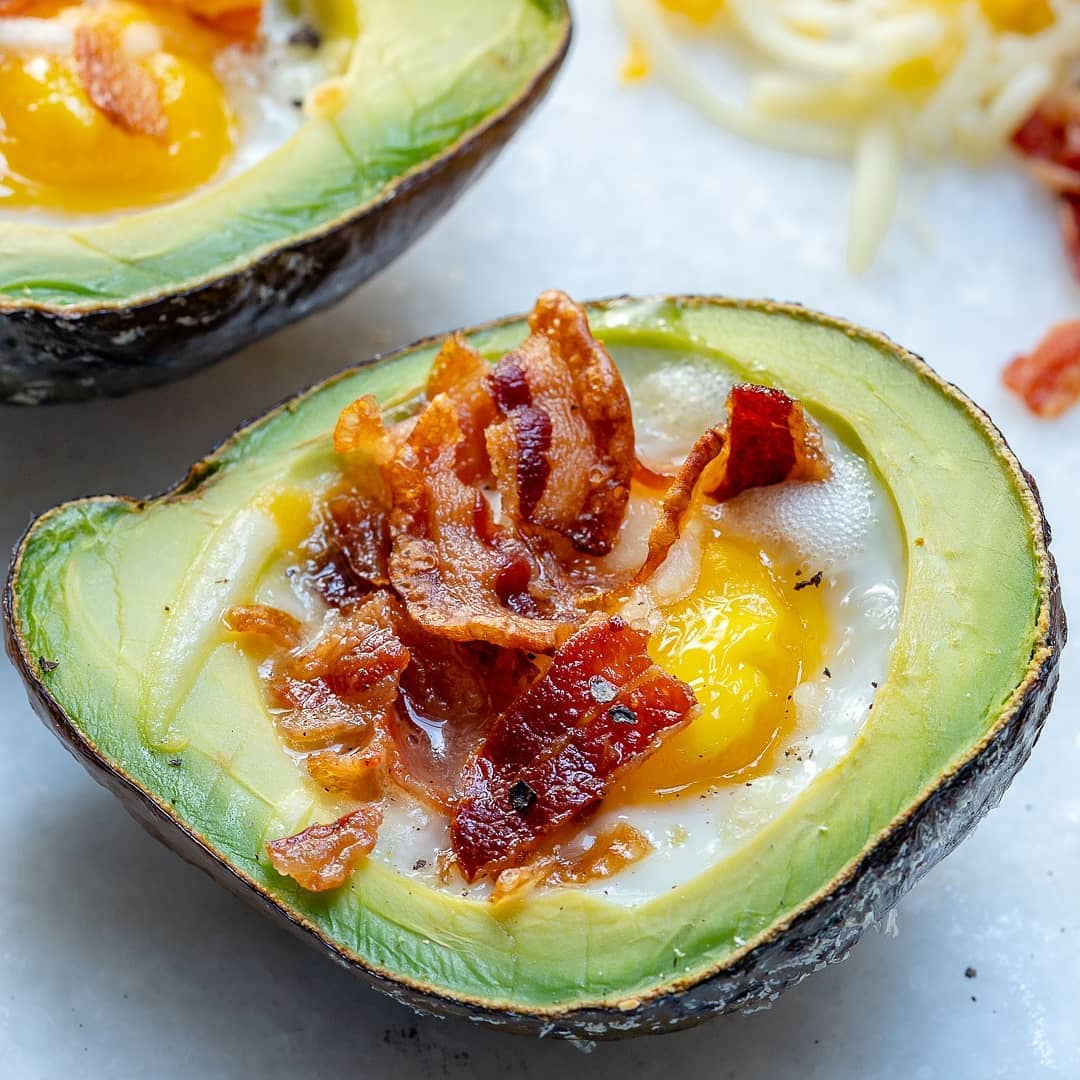 {NEW} Bacon + Egg Avocado Boats { These little eggfilled boats are a