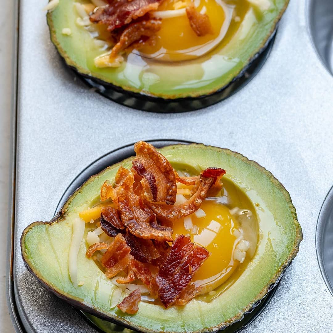 {NEW} Bacon + Egg Avocado Boats { These little eggfilled boats are a